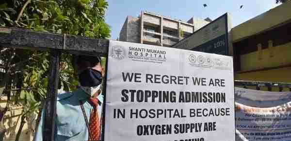 印度医院缺床位缺氧气缺药物，300多元的药炒到6000多元，黑市上骗子猖獗