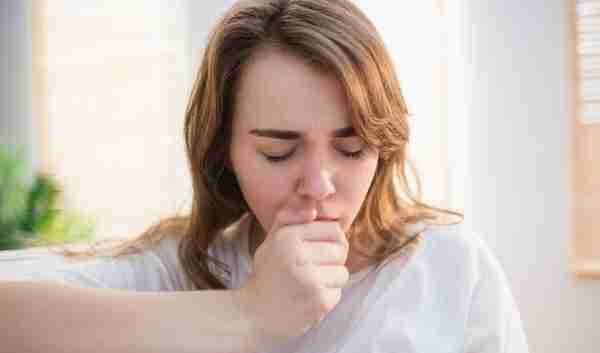 黄痰、白痰仅仅是寒热之分？医生提醒：咳出这4种痰，就要多留意