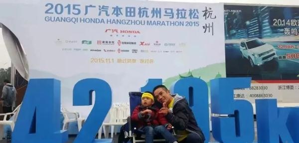 父亲推着儿子，跑了58场马拉松，本人发声