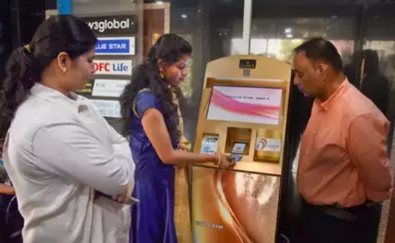 印度推首款黄金ATM机 插卡取金币的机子你用过吗？