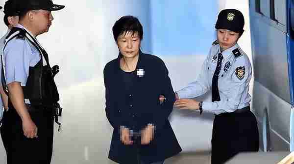 朴槿惠监狱生活，不出门不在公共区域洗澡，拒绝见家人住12平单间