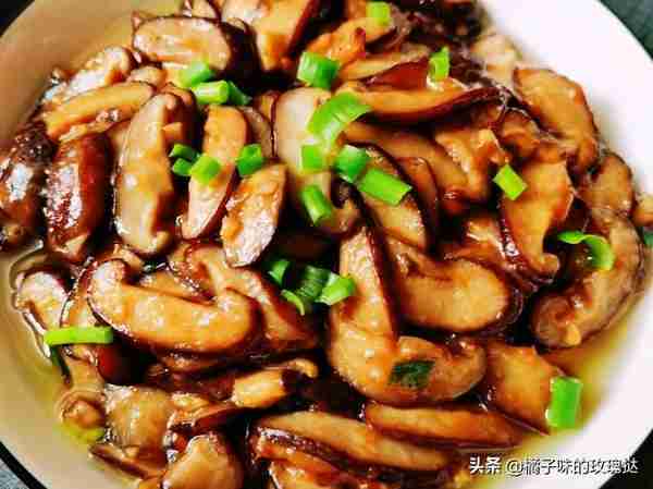 越吃越香的三道家常小炒菜：千张炒芹菜，素炒香菇，清炒西葫芦