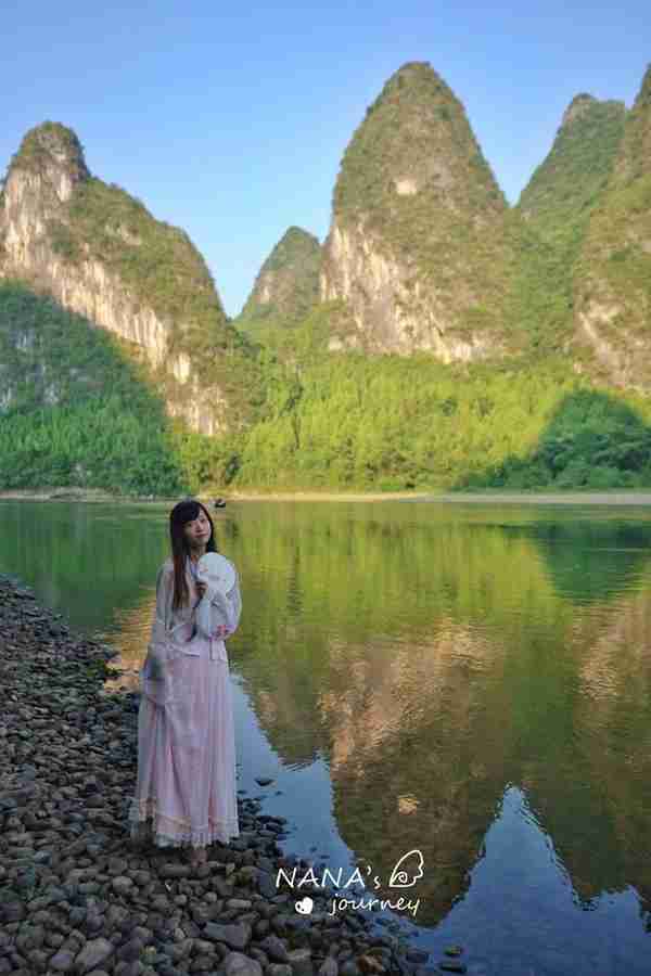 欣赏桂林漓江的最佳方式，晨起乘竹筏，品山水温柔美景