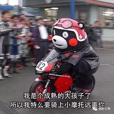 男子骑巨轮摩托上路！这确定不是上海迪士尼创极速光轮嘛？