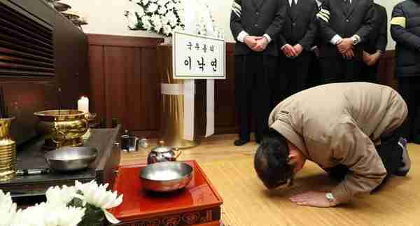 韩国堤川火灾现场太惨烈！总理跪地鞠躬吊唁遇难者