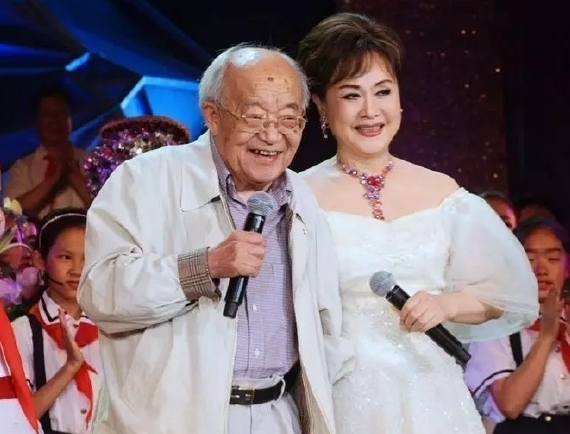 歌唱家金铁霖病逝，前妻李谷一入院手术根本不知情，受访发声悼念