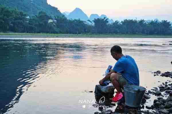 欣赏桂林漓江的最佳方式，晨起乘竹筏，品山水温柔美景