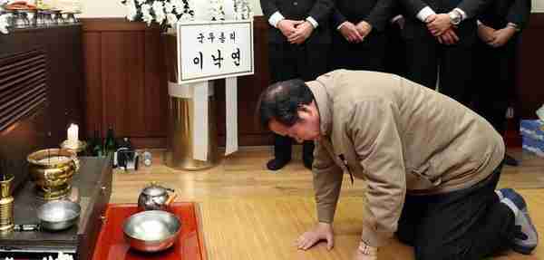 韩国堤川火灾现场太惨烈！总理跪地鞠躬吊唁遇难者