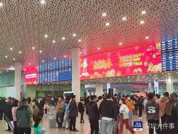深圳机场迎返程高峰，夜间抵达有多种交通方式可选择