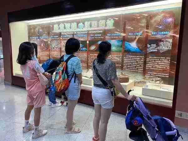 「文明旅游」国庆假期河源恐龙博物馆秩序井然，游客举止文明