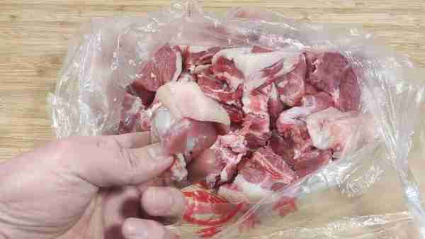 冬天要多吃羊肉，3种香料让羊肉不腥不膻不柴，红烧羊肉好吃做法