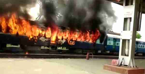 烧火车、堵公路！印度17年兵役制改4年，引发民众暴力抗议
