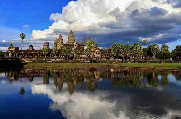 柬埔寨的困境背后：红色高棉的残忍统治，底层白人的天堂