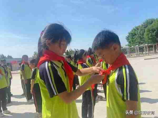 “红领巾，心向党”——巨野县董官屯镇董海小学举行少先队入队仪式