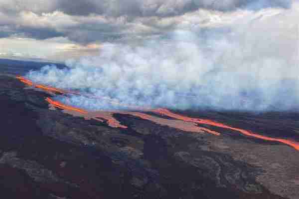 世界最大活火山时隔38年再喷发，熔岩可被风拉成头发丝般细，能割伤手