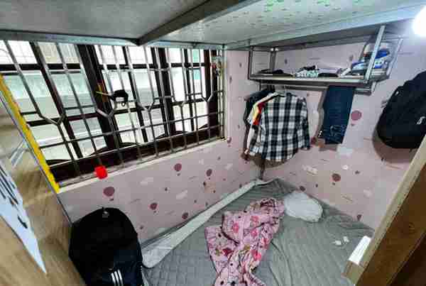 越南的穷人，蜗居在三平米的房间里，睡觉都要缩着身子