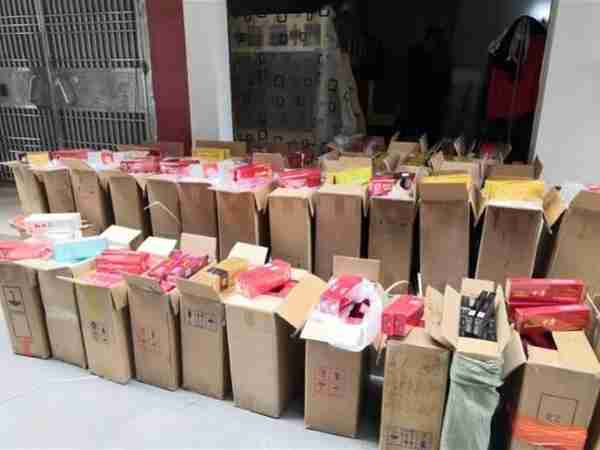 两男子将假烟运到深圳通过小商铺散卖牟利，案值约32万，被刑拘