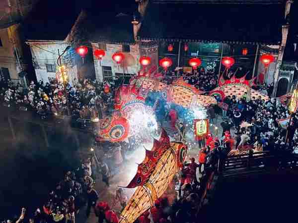 新年氛围感拉满，上海豫园灯会举行沉浸式国风体验和民俗活动