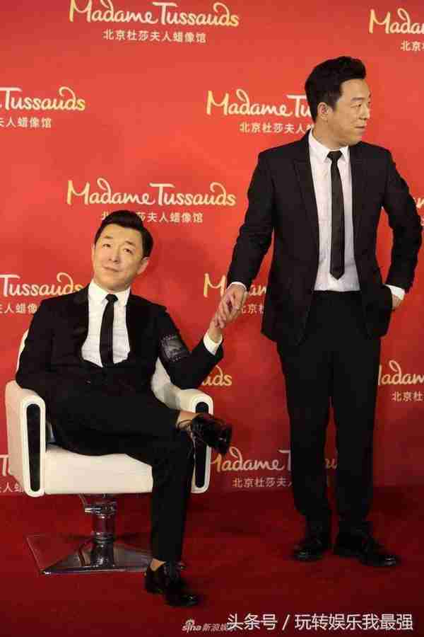 黄渤和自己蜡像互动，傻傻分不清，网友批评：演员有啥资格做蜡像