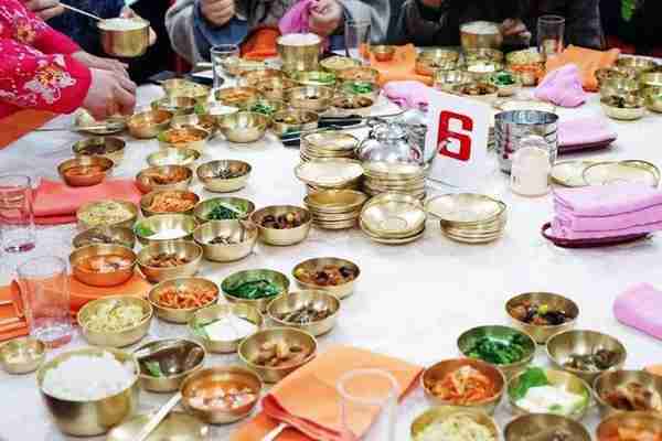 走进朝鲜，在朝鲜花50元人民币，自助餐餐厅可以吃到什么食物？